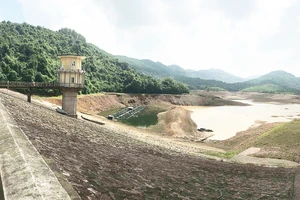 Hồ Hòa Mỹ (Thừa Thiên - Huế) với dung tích chứa 9,6 triệu m³ khô cạn Ảnh: VĂN THẮNG