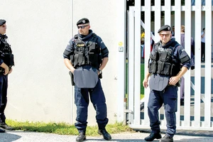 Cảnh sát Áo tuần tra ở thủ đô Vienna Ảnh: EPA