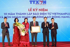 Trưởng Ban Tuyên giáo Trung ương Võ Văn Thưởng (thứ hai từ phải sang) trao tặng Huân chương Lao động hạng Nhì của Chủ tịch nước cho Báo Điện tử VietnamPlus. Ảnh: TTXVN
