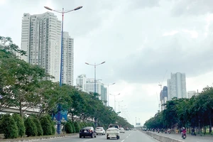 Các công trình thương mại, nhà ở cao tầng dọc xa lộ Hà Nội xây dựng không có hàng rào, kết hợp trồng cây xanh Ảnh: HUY ANH