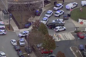 Xe cảnh sát tại hiện trường vụ xả súng ở Chicago. Ảnh: CNN