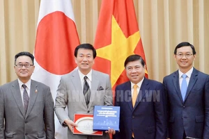Chủ tịch UBND TPHCM Nguyễn Thành Phong tặng quà lưu niệm của TPHCM cho Thống đốc tỉnh Chiba, Nhật Bản Kensaku Morita. Ảnh:hcmcpv