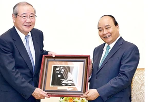 Thủ tướng Nguyễn Xuân Phúc tặng bức tranh lưu niệm cho ông Koichi Miyata, Chủ tịch Tập đoàn Tài chính Sumitomo Mitsui Financial Group Ảnh: TTXVN 