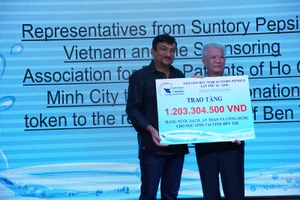 Ông Uday Shankar Sinha – Tổng Giám Đốc Suntory PepsiCo Việt Nam trao bảng tượng trưng tiền quyên góp được từ giải đấu cho ông Trần Thành Long – Chủ tịch Hội bảo trợ bệnh nhân nghèo TPHCM