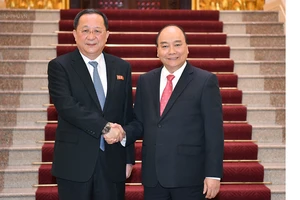 Thủ tướng Nguyễn Xuân Phúc và Bộ trưởng Ngoại giao Triều Tiên. - Ảnh: VGP