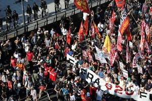 Người biểu tình phản đối G20 trên đường phố Buenos Aires