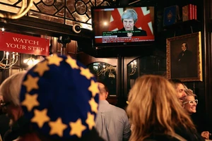 Người dân Anh theo dõi buổi truyền hình trực tiếp bài phát biểu của Thủ tướng Theresa May sau khi dự thảo Brexit được Nội các thông qua. (Nguồn: Getty Images)