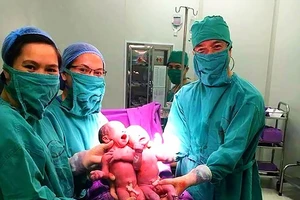 Các bác sĩ Bệnh viện Sản Nhi Quảng Ninh đón 2 trẻ sinh đôi bằng phương pháp thụ tinh trong ống nghiệm