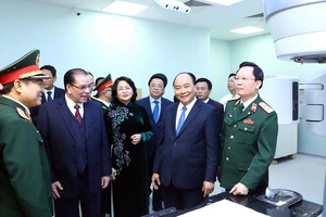 Thủ tướng Nguyễn Xuân Phúc thăm Khoa xạ trị, xạ phẫu Bệnh viện Trung ương Quân đội 108 Ảnh: TTXVN