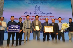 Phó Chủ tịch UBNDTPHCM Trần Vĩnh Tuyến cùng BTC trao giải nhất cuộc thi thiết kế điển hình chung cư nhà ở xã hội cao tầng cho Công ty Lập Phương. Ảnh: VIỆT DŨNG