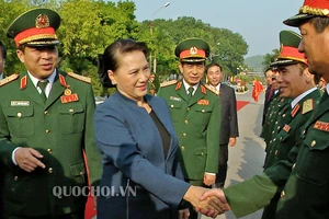 Chủ tịch Quốc hội Nguyễn Thị Kim Ngân và cán bộ, sĩ quan Quân khu 1