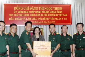 Phó Chủ tịch nước Đặng Thị Ngọc Thịnh thăm và làm việc tại Bệnh viện Quân y 175