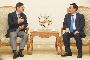 Phó Thủ tướng Vương Đình Huệ tiếp Tổng Giám đốc Tổ hợp Samsung Việt Nam Shim Wonhwan. Ảnh: TTXVN
