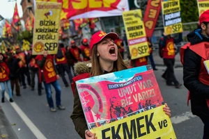 Hàng ngàn người biểu tình phản đối giá cả leo thang tại Thổ Nhĩ Kỳ. Ảnh: rte.ie