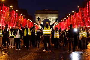 Phe "áo vàng" biểu tình tại đại lộ Champs Elysees ở Paris hôm 22/12. Ảnh: Reuters.