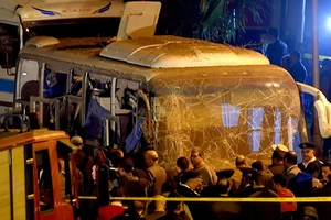 Các sĩ quan cảnh sát kiểm tra hiện trường vụ nổ xe buýt ở Giza, Ai Cập, ngày 28-12. Ảnh: Reuters