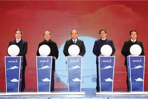 Thủ tướng Nguyễn Xuân Phúc và các đại biểu thực hiện nghi thức khai trương Cảng hàng không quốc tế Vân Đồn (Quảng Ninh) Ảnh: TTXVN