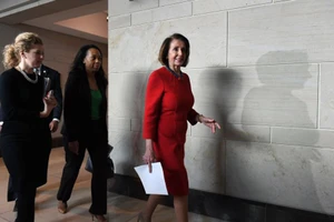 Bà Nancy Pelosi, áo đỏ, lãnh đạo phe thiểu số ở Hạ viện. Ảnh: WSP.