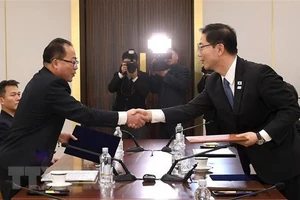 Thứ trưởng Thống nhất Hàn Quốc Chun Hae-Sung (phải) trong một cuộc gặp người đồng cấp Triều Tiên. Ảnh: TTXVN