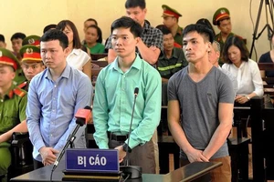Bác sĩ Hoàng Công Lương (giữa) trong một phiên tòa 