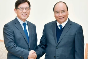 Thủ tướng Nguyễn Xuân Phúc tiếp ông Shim Won Hwan, Phó Tổng Giám đốc Điều hành Tập đoàn, Tổng giám đốc Công ty Điện tử của Tập đoàn Samsung, Hàn Quốc. Ảnh: VGP