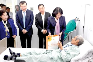 Phó Chủ tịch nước Đặng Thị Ngọc Thịnh trao quà bệnh nhân ung thư
