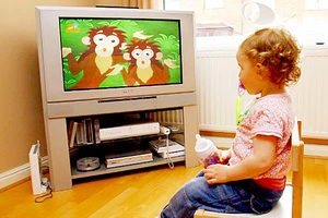 Trẻ em xem tivi nhiều dễ bị béo phì, tăng động