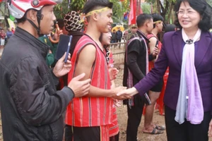 Phó Chủ tịch nước bắt tay hỏi thăm người dân xã A Ngo, huyện Đakrông.. Nguồn VOV