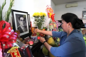 Chủ tịch Quốc hội Nguyễn Thị Kim Ngân thắp hương tưởng niệm cố Tổng Bí thư Nguyễn Văn Linh Ảnh: TTXVN