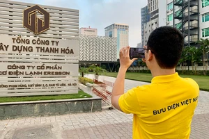 Nhân viên bưu điện thu thập thông tin, hình ảnh một địa chỉ tại Hà Nội