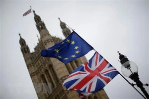  Cờ Anh (phía dưới) và cờ EU (phía trên) bên ngoài tòa nhà Quốc hội Anh ở thủ đô London. (Nguồn: THX/ TTXVN)g trường hợp 2 bên không đạt được thỏa thuận.
