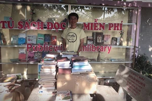 Thạc sĩ Nguyễn Huỳnh Thuật với tủ sách cộng đồng tại Nam Cát Tiên