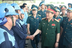 Bộ trưởng Bộ Quốc phòng Ngô Xuân Lịch thăm hỏi các phi công tại sân bay Biên Hòa. Ảnh: TTXVN
