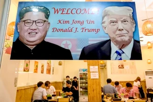 Một nhà hàng của Hàn Quốc ở Hà Nội giương ảnh chào mừng Hội nghị thượng đỉnh Mỹ - Triều Tiên Ảnh: GETTY IMAGES