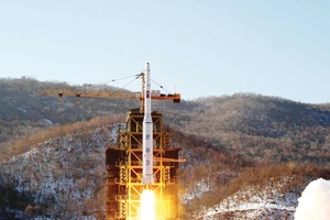 Tên lửa Unha-3 của Triều Tiên rời bệ phóng ở bãi thử tên lửa Dongchang-ri vào năm 2012