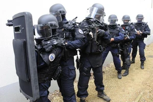 Pháp triển khai quân chống khủng bố đối phó với bạo động