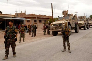 Lực lượng vũ trang Dân chủ Syria do Mỹ hậu thuẫn tuần tra tại khu vực làng Baghouz. (Ảnh: Dailytimes)