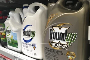 Monsanto bồi thường 80 triệu USD vì thuốc Roundup