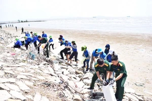 Đoàn viên, thanh niên và tuổi trẻ lực lượng vũ trang cùng dọn rác bãi biển huyện Cần Giờ