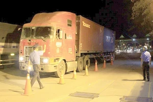 Kiểm tra tải trọng xe tại một trạm cân Ảnh: CAO THĂNG