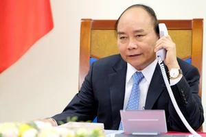 Thủ tướng Nguyễn Xuân Phúc chúc tết Thủ tướng Lào và Thủ tướng Campuchia