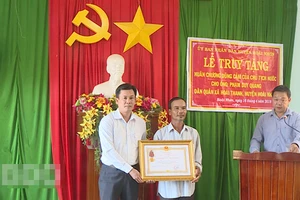 Truy tặng Huân chương Dũng cảm cho dân quân Phạm Duy Quang