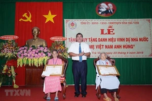 Tỉnh Trà Vinh trao tặng Danh hiệu Bà mẹ Việt Nam Anh hùng cho các mẹ. Ảnh: TTXVN
