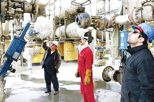 Công nhân làm việc tại nhà máy lọc dầu Tehran, Iran 