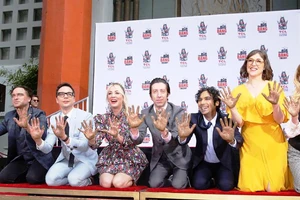 Dàn diễn viên The Big Bang Theory lưu dấu tay ở Hollywood