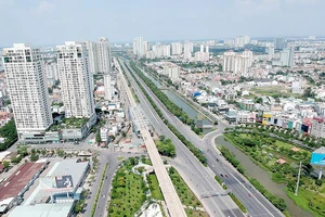 Tuyến Metro Bến Thành - Suối Tiên bên xa lộ Hà Nội Ảnh: CAO THĂNG