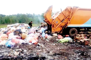 Vụ đổ lén chất thải ở Vĩnh Lộc B, Bình Chánh: Lấy mẫu phân định ngưỡng chất thải nguy hại