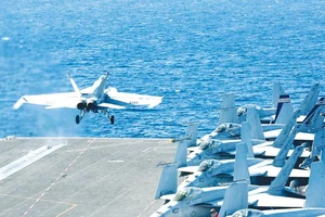 Máy bay chiến đấu Mỹ cất cánh từ tàu sân bay USS Abraham Lincoln