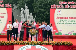Chủ tịch Quốc hội Nguyễn Thị Kim Ngân, Phó Thủ tướng Vũ Đức Đam cùng thực hiện nghi thức bấm nút phát động “Tháng Nhân đạo” 2019. Ảnh: VG
