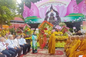 Chủ tịch HĐND TPHCM Nguyễn Thị Lệ tặng hoa chư tôn đức Ban Trị sự Giáo hội Phật giáo Việt Nam quận 3
